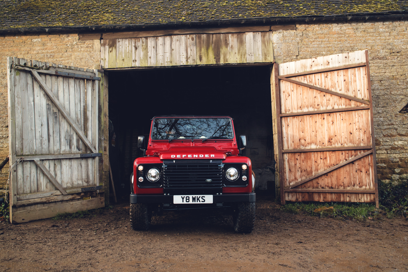 Illustration for article titled Land Rover Is Stuffing 400 HP V8s Into Vintage DefendersÂ